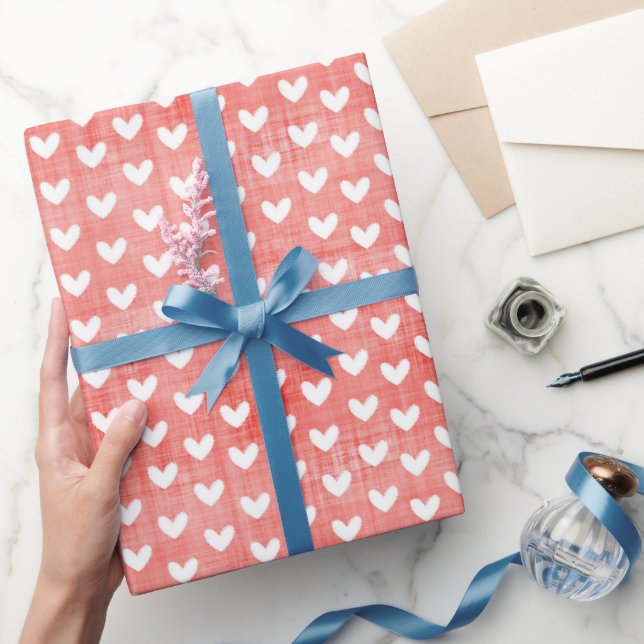 Weiße Herzen auf hellen roten Linen Geschenkpapier (Schenken)