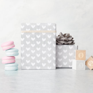 Weiße Herzen auf hellgraue Leinen Geschenkpapier