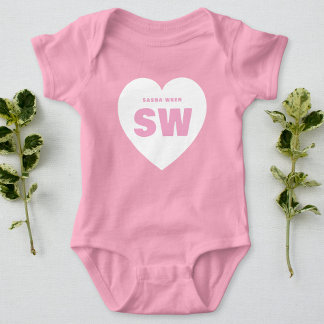 Weiße Herzmonogramm Neugeborenen-Rosa-Outfit Maßan Baby Strampler