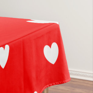 Weiße Herzmuster auf Rot Tischdecke