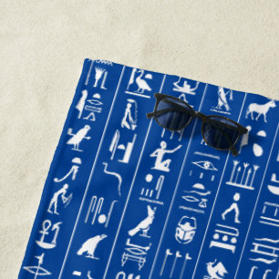 Weiße Hieroglyphen auf blauem Strandtuch