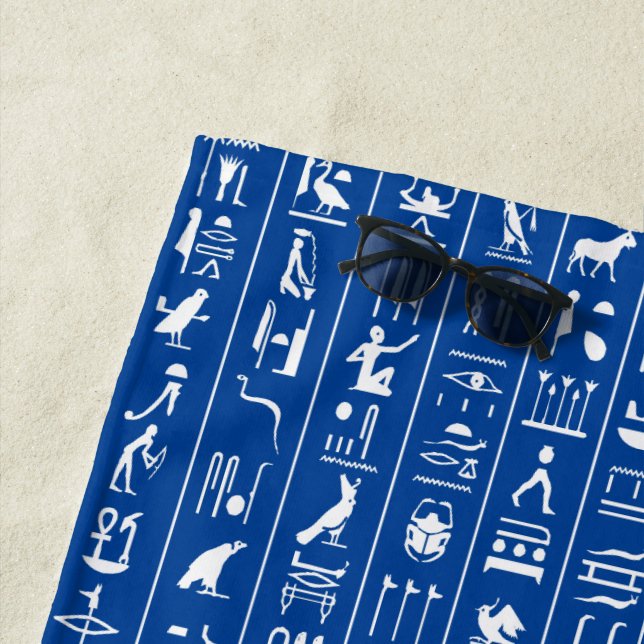Weiße Hieroglyphen auf blauem Strandtuch (Beispiel)