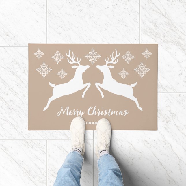 Weiße Hirsche stehen einander auf Beige & Text geg Fußmatte (Indoor)