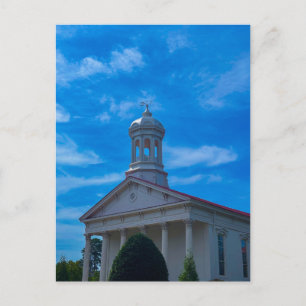 Weiße historische Kirche mit Kirchturm Blick auf d Postkarte