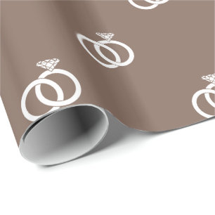 Weiße Hochzeitsringe auf Maubraun Geschenkpapier
