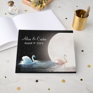 Weiße Hochzeitsschwäne schwimmen auf den Mond zu Gästebuch