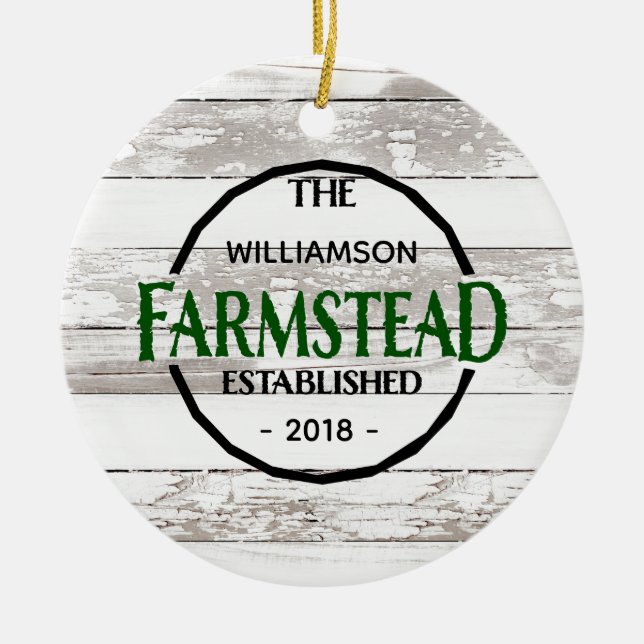 Weiße Holzbauernhäuser Familie Name Weihnachten Keramik Ornament (Vorne)