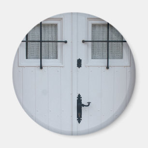 Weiße Holztür mit schwarzem Schmiedeeisenwerk Magnet