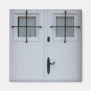 Weiße Holztür mit schwarzem Schmiedeeisenwerk Magnet
