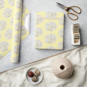 Weiße Hortensie auf Pastellgelb Geschenkpapier