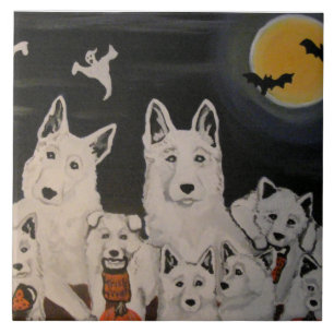 Weiße Hundefamilie Halloweens Fliese