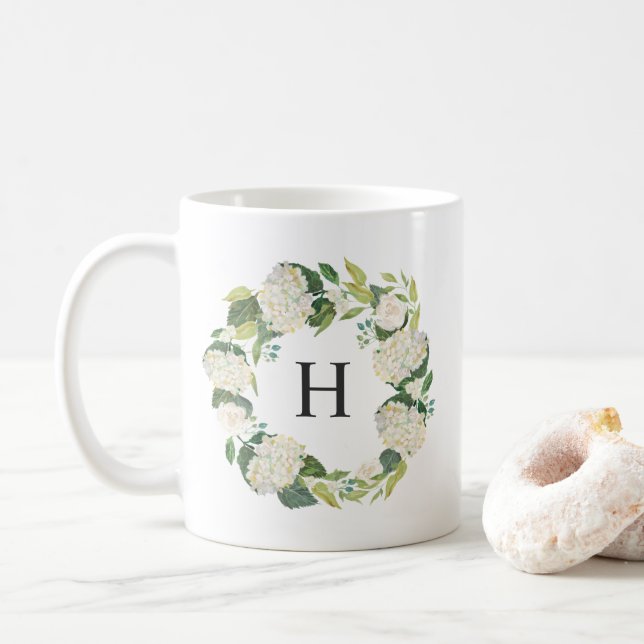 Weiße Hydrangea-Blume Wreath-Monogramm Kaffeetasse (Mit Donut)