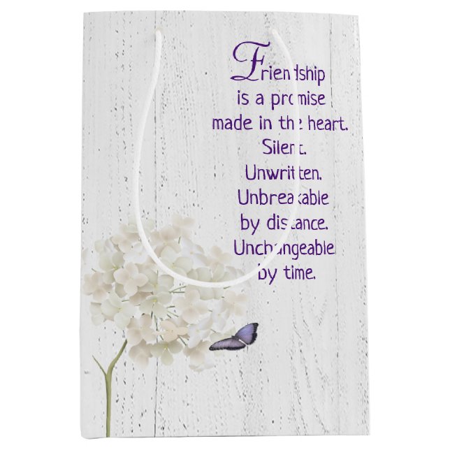 Weiße Hydrangea und Schmetterling auf Holz Mittlere Geschenktüte (Vorderseite)