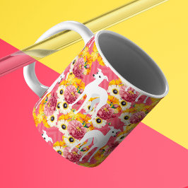 Weiße italienische Windhunde mit Blume Kaffeetasse