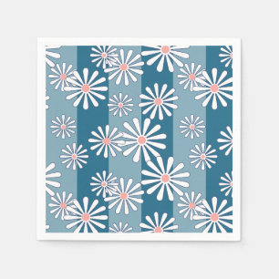 Weiße Kamillenblüten auf gestreiftem blauem Hinter Serviette