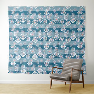 Weiße Kamillenblüten auf gestreiftem blauem Hinter Wandteppich