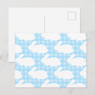 Weiße Kaninchen auf pastellblauem Gingham-Muster Postkarte