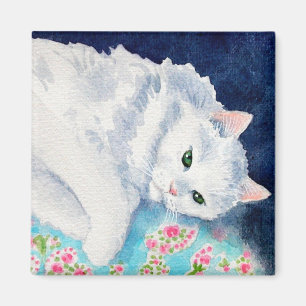 Weiße Katze auf Blumensteppdeckenmagneten Magnet