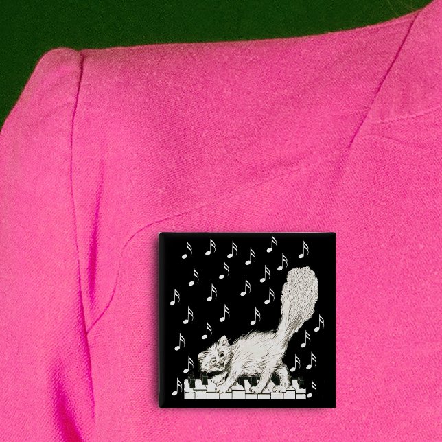 Weiße Katze auf Klaviertasten Button (Happy winking white cat on piano keys music notes on black square pin back button.)
