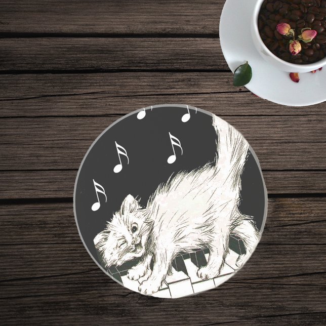 Weiße Katze auf Klaviertasten Getränkeuntersetzer (White winking cat on piano keys on black with white music notes glass drink coaster.)