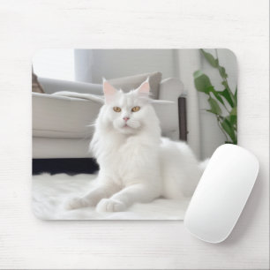 Weiße Katze auf Pelzfelle Mousepad