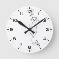 Weiße Katze auf sonniger Uhr mit Zahlen