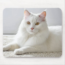 Weiße Katze auf weißem Teppich Mousepad