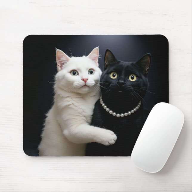 Weiße Katze, die eine schwarze Katze umarmt Mousepad (Mit Mouse)