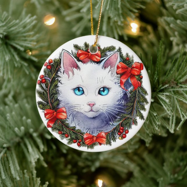 Weiße Katze in Weihnachtskraut Aquarellmalerei, Keramik Ornament (Baum)