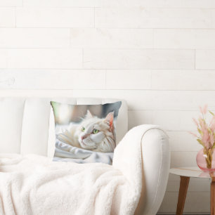 Weiße Katze in weißer Decke Kissen