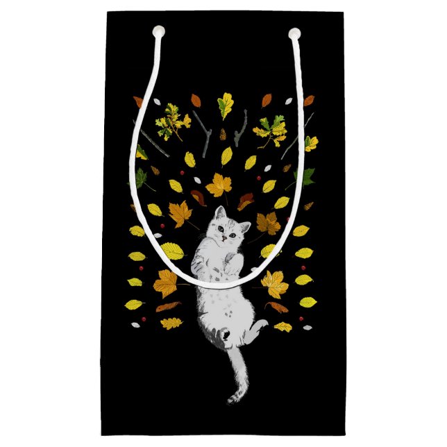 Weiße Katze mit Herbstlaub Kleine Geschenktüte (Vorderseite)