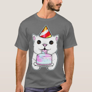 Weiße Katze mit Party, die einen Geburtstagskuchen T-Shirt