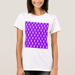 Weiße Katze Polka Dot Muster Abgeschieden auf Lila T-Shirt