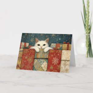 Weiße Katze schaut über Weihnachtsgeschenke Grußka Karte