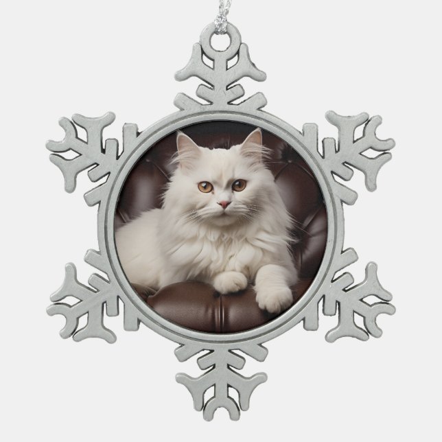 Weiße Katze Schneeflocken Zinn-Ornament (Vorderseite)