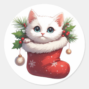 Weiße Katze sitzt in Weihnachtsstrumpf mit Stechpa Runder Aufkleber