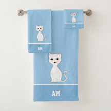 Weiße Katze und Monogramm auf hellblauer Farbe