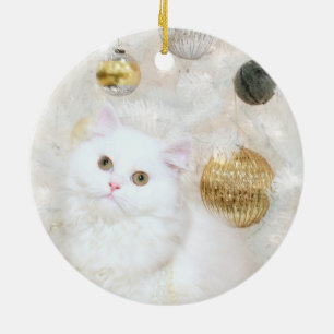 Weiße Katze und weiße Weihnachtsbaume Keramikornament