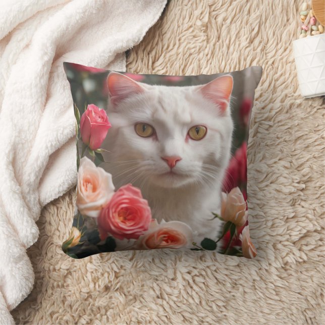 Weiße Katzengesicht bei Rose Kissen (Decke)
