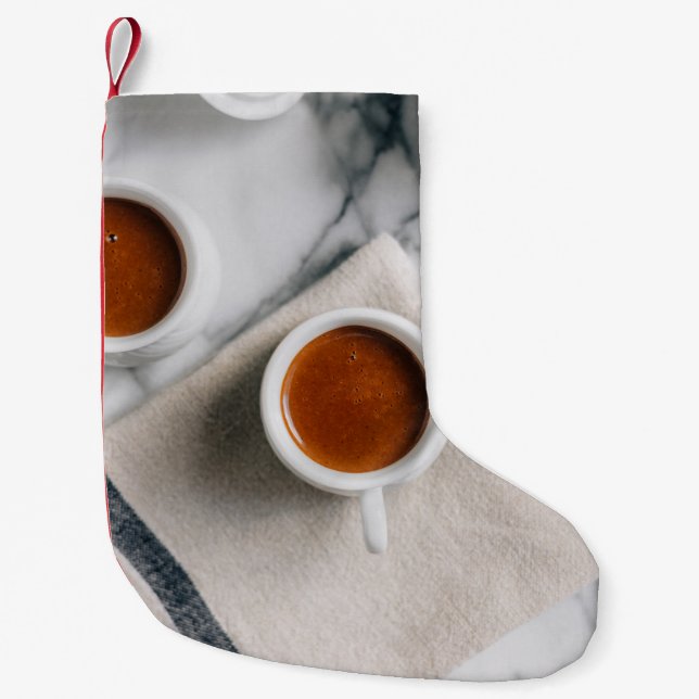 WEISSE KERAMIK TEACUP MIT ROTER FLÜSSIGKEIT KLEINER WEIHNACHTSSTRUMPF (Vorderseite)