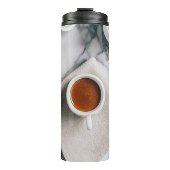 WEISSE KERAMIK TEACUP MIT ROTER FLÜSSIGKEIT THERMOSBECHER (Vorderseite)