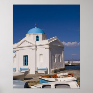 Weiße Kirche am Strand in der Nähe der Ägäis auf Poster