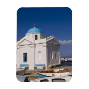 Weiße Kirche am Strand in der Nähe des Ägäisch Magnet