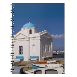 Weiße Kirche am Strand in der Nähe des Ägäisch Notizblock