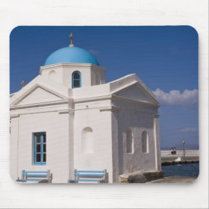 Weiße Kirche am Strand in der Nähe des Ägäischen M Mousepad