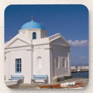 Weiße Kirche am Strand in der Nähe des Ägäischen M Untersetzer
