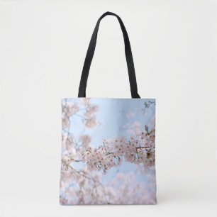 Weiße Kirschblüte unter blauem Himmel im m