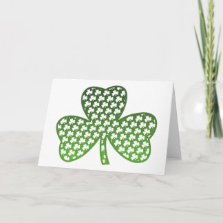 Weiße Kleeblätter in der grünen Karte