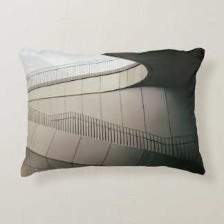 WEISSE, KONKRETE TREPPEN MIT GARTENMETALLEN DEKOKISSEN