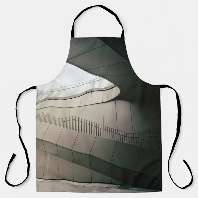 WEISSE, KONKRETE TREPPEN MIT GARTENMETALLEN SCHÜRZE (Vorderseite)